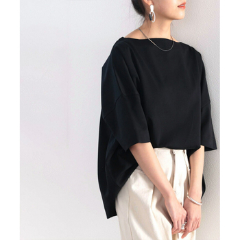 Laza szabású egyszínű póló 3/4 hosszú levélujjúval és hajónyakú kivágással, akril rostból