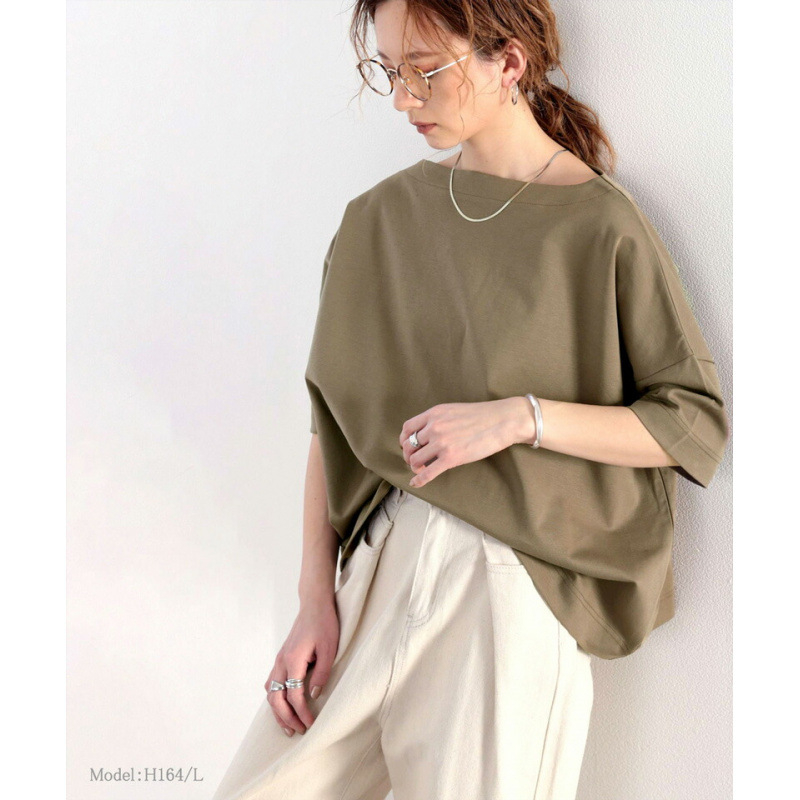 Laza szabású egyszínű póló 3/4 hosszú levélujjúval és hajónyakú kivágással, akril rostból