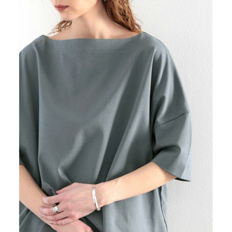 Laza szabású egyszínű póló 3/4 hosszú levélujjúval és hajónyakú kivágással, akril rostból