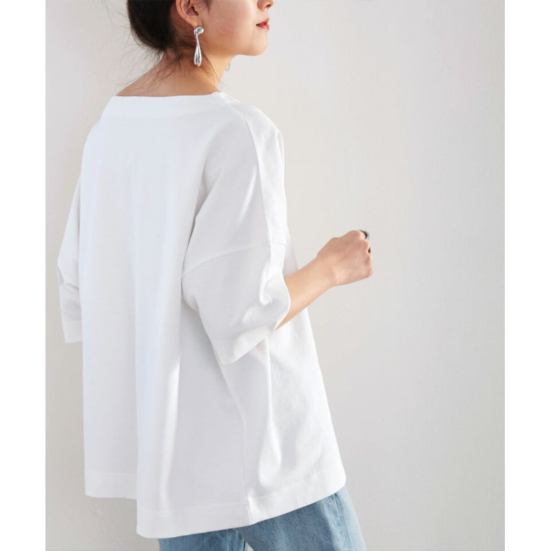 Laza szabású egyszínű póló 3/4 hosszú levélujjúval és hajónyakú kivágással, akril rostból