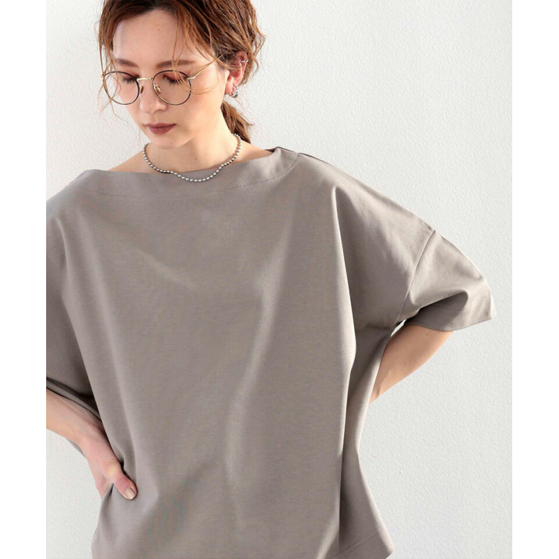 Laza szabású egyszínű póló 3/4 hosszú levélujjúval és hajónyakú kivágással, akril rostból