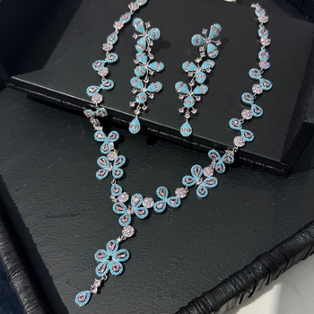 Ziedu formu auskari, zeltīti vara, elektroplēšana, ausu stieņi no 925 sudraba, pavasara 2025 izlaidums