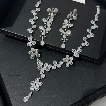 Ziedu formu auskari, zeltīti vara, elektroplēšana, ausu stieņi no 925 sudraba, pavasara 2025 izlaidums