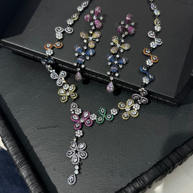 Ziedu formu auskari, zeltīti vara, elektroplēšana, ausu stieņi no 925 sudraba, pavasara 2025 izlaidums