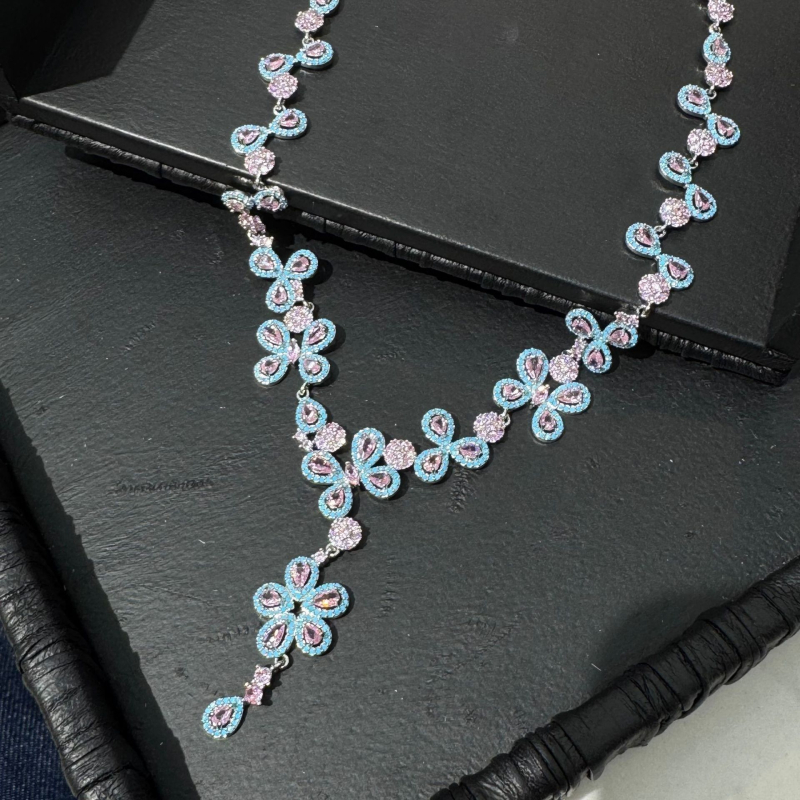 Ziedu formu auskari, zeltīti vara, elektroplēšana, ausu stieņi no 925 sudraba, pavasara 2025 izlaidums