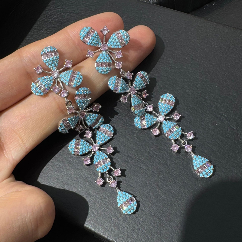 Ziedu formu auskari, zeltīti vara, elektroplēšana, ausu stieņi no 925 sudraba, pavasara 2025 izlaidums