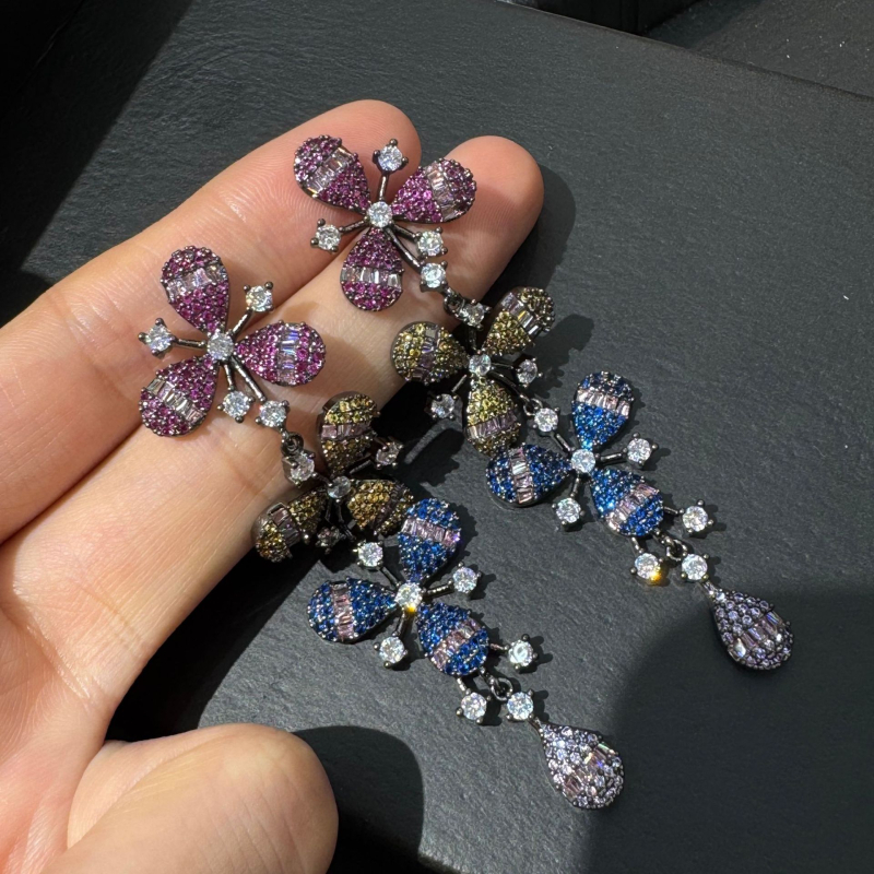 Ziedu formu auskari, zeltīti vara, elektroplēšana, ausu stieņi no 925 sudraba, pavasara 2025 izlaidums