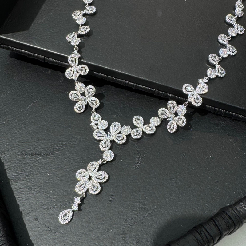 Ziedu formu auskari, zeltīti vara, elektroplēšana, ausu stieņi no 925 sudraba, pavasara 2025 izlaidums