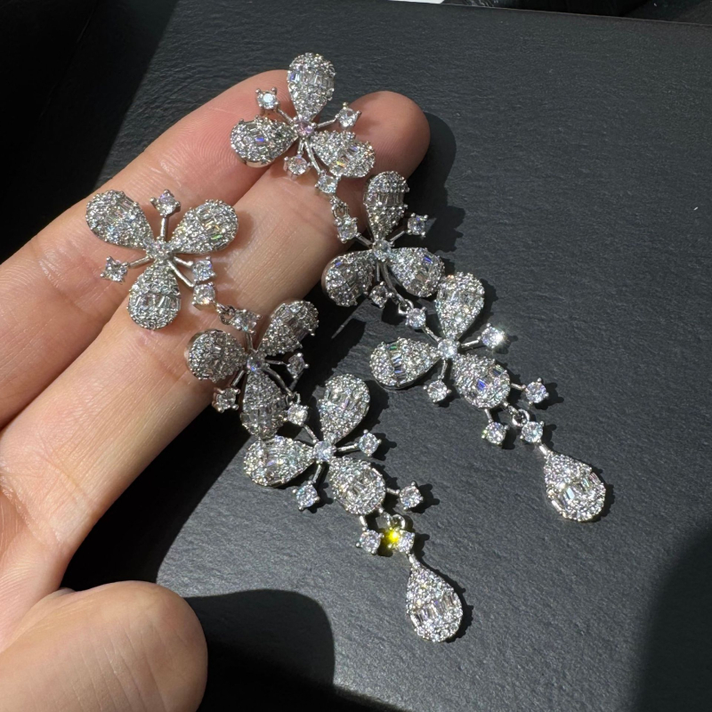 Ziedu formu auskari, zeltīti vara, elektroplēšana, ausu stieņi no 925 sudraba, pavasara 2025 izlaidums