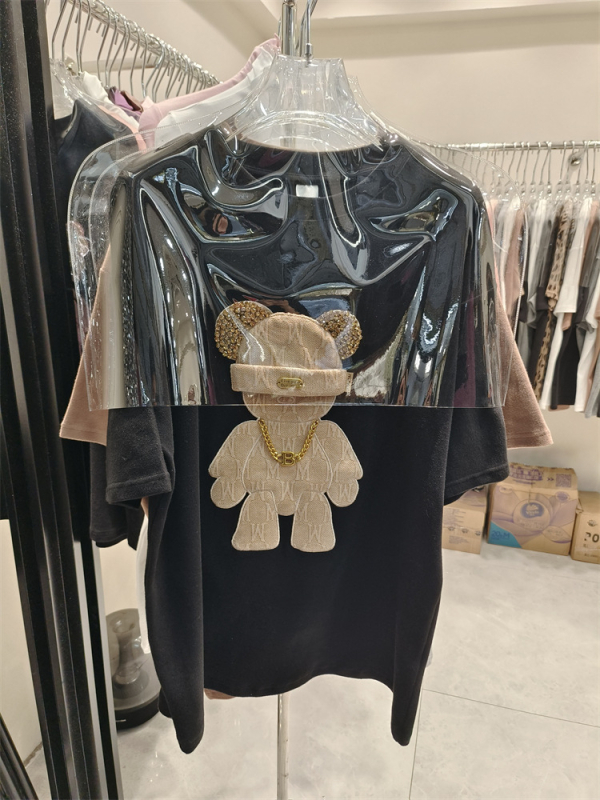 Majica kratkih rukava, s okruglim izrezom, slobodan kroj, srednje duljine, animirani print, materijal milk silk, Proljeće 2023