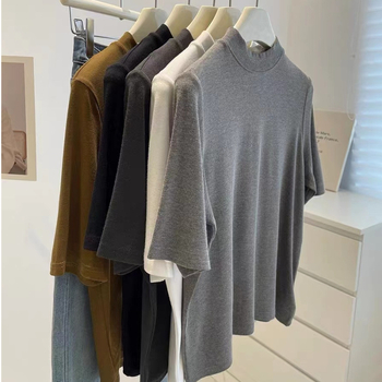 Majica s polu-visokim ovratnikom, uskog kroja, kratkih rukava, pleteni materijal, klasičan uzorak