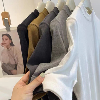 Majica s polu-visokim ovratnikom, uskog kroja, kratkih rukava, pleteni materijal, klasičan uzorak