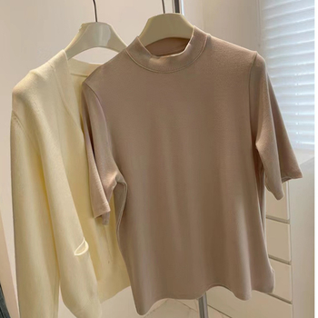 Majica s polu-visokim ovratnikom, uskog kroja, kratkih rukava, pleteni materijal, klasičan uzorak