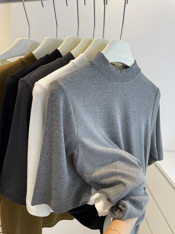 Majica s polu-visokim ovratnikom, uskog kroja, kratkih rukava, pleteni materijal, klasičan uzorak