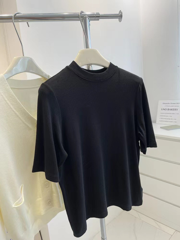 Majica s polu-visokim ovratnikom, uskog kroja, kratkih rukava, pleteni materijal, klasičan uzorak