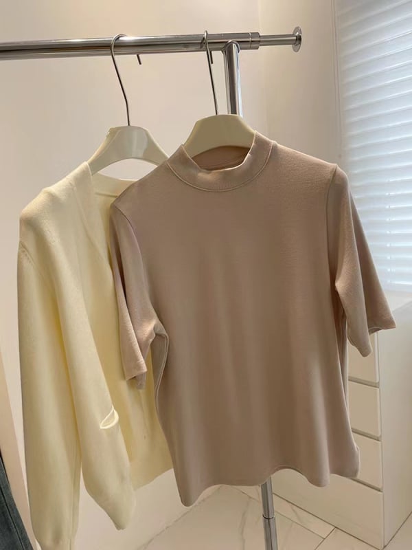 Majica s polu-visokim ovratnikom, uskog kroja, kratkih rukava, pleteni materijal, klasičan uzorak