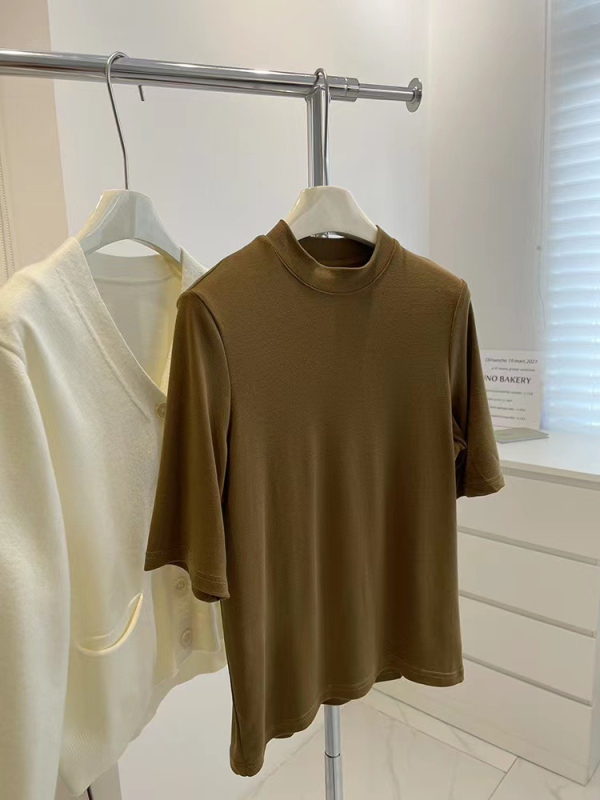 Majica s polu-visokim ovratnikom, uskog kroja, kratkih rukava, pleteni materijal, klasičan uzorak