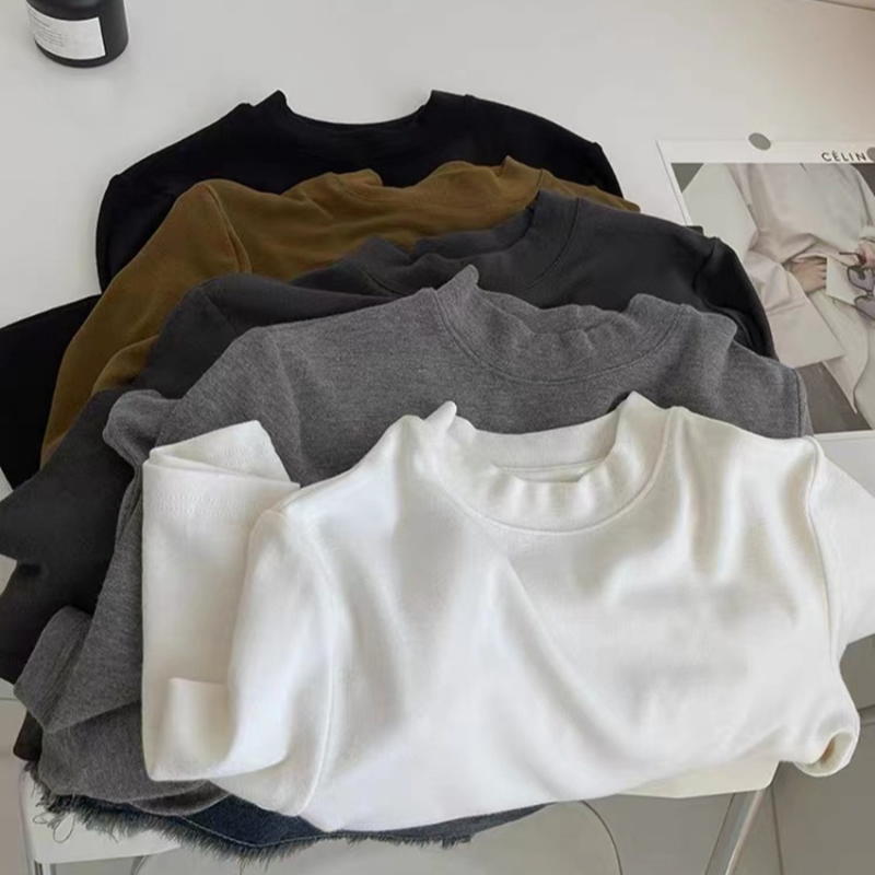 Majica s polu-visokim ovratnikom, uskog kroja, kratkih rukava, pleteni materijal, klasičan uzorak