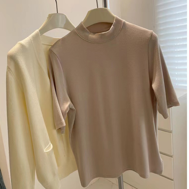 Majica s polu-visokim ovratnikom, uskog kroja, kratkih rukava, pleteni materijal, klasičan uzorak