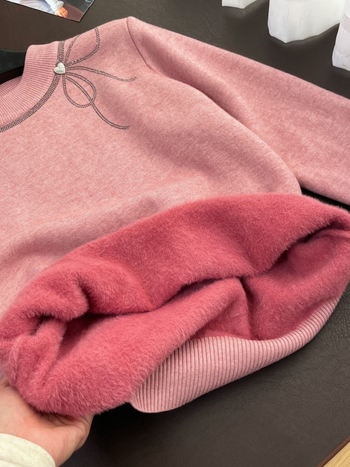 Vilnas maisījuma adīts džemperis ar kristāliem, apaļa kakla, bow-tie raksts, poliester 30–50%