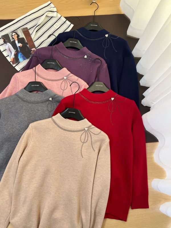 Vilnas maisījuma adīts džemperis ar kristāliem, apaļa kakla, bow-tie raksts, poliester 30–50%