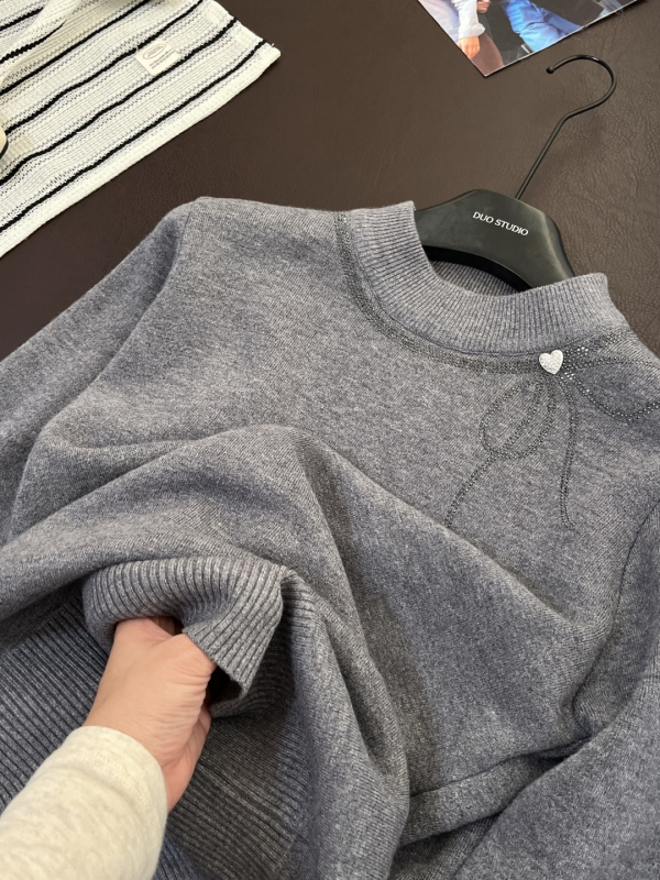 Vilnas maisījuma adīts džemperis ar kristāliem, apaļa kakla, bow-tie raksts, poliester 30–50%