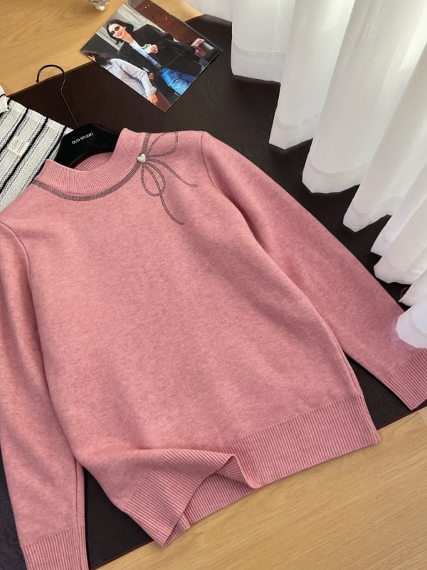 Vilnas maisījuma adīts džemperis ar kristāliem, apaļa kakla, bow-tie raksts, poliester 30–50%