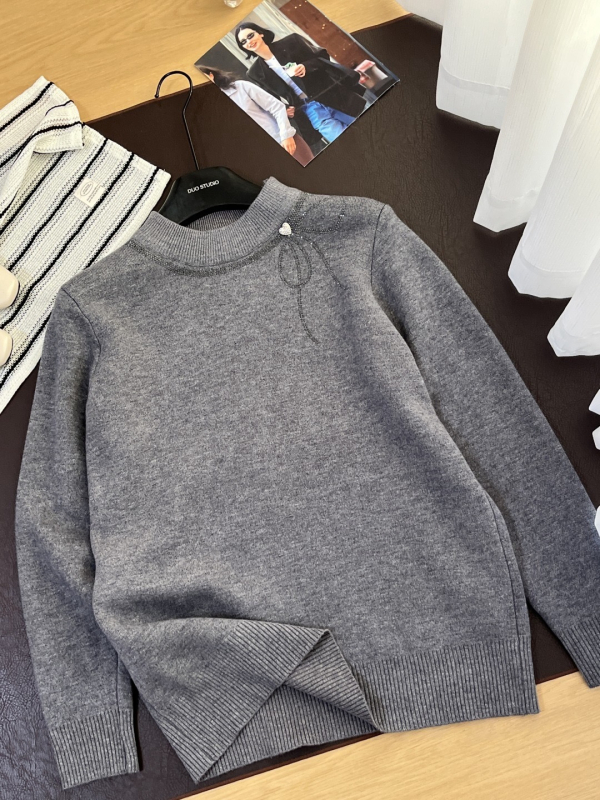 Vilnas maisījuma adīts džemperis ar kristāliem, apaļa kakla, bow-tie raksts, poliester 30–50%