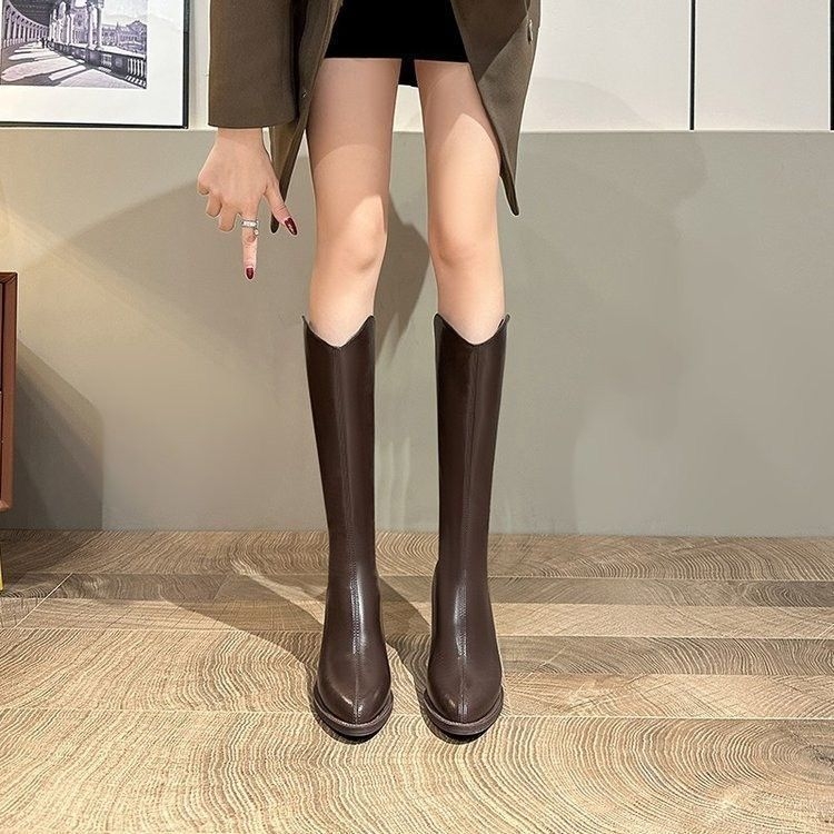 Μποτάκια με φούντες από συνθετικό δέρμα, με ψηλό άξονα, πίσω φερμουάρ, στρογγυλή μύτη, επίπεδο τακούνι