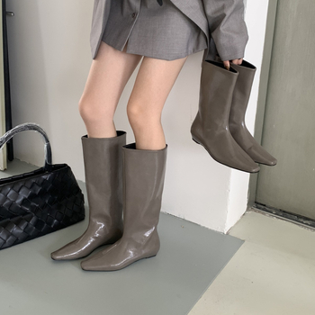 Γυναικείες μπότες μέχρι το γόνατο σε ιπποτικό στυλ, τετράγωνη μύτη, χαμηλό τακούνι τύπου κλίσης 1–3 εκ, PU επάνω μέρος, καουτσούκ σόλα