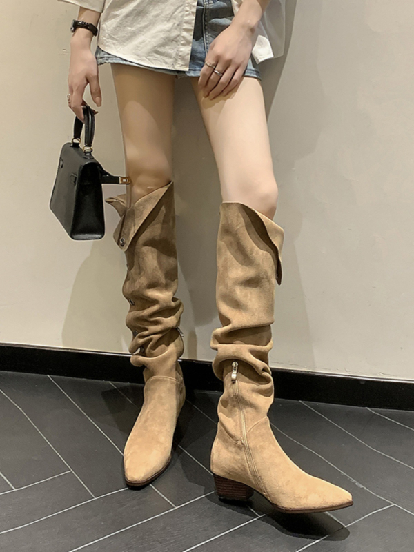 Γυναικείες σουέντ μπότες μέχρι το γόνατο, μυτερό άκρο, παχύς τακούνι 3–5 cm, φερμουάρ στο πλάι