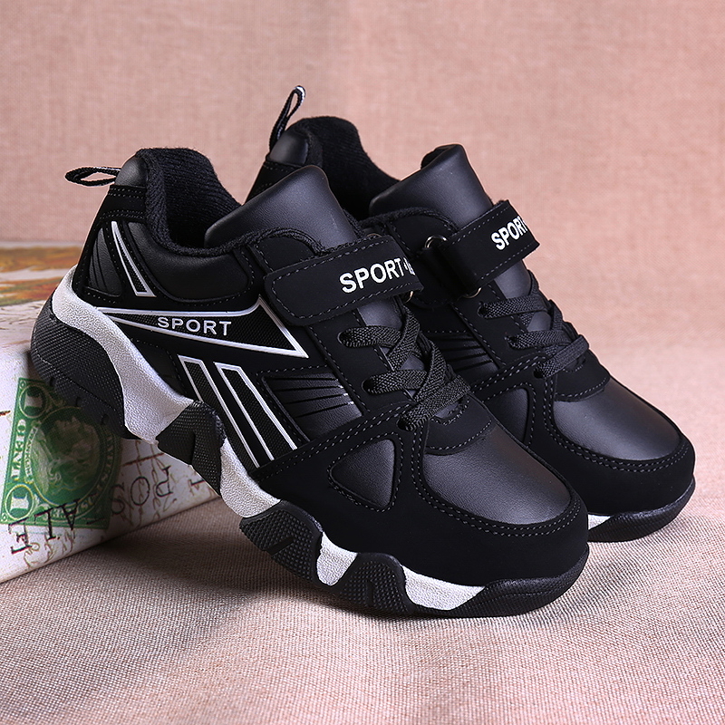 Muške tenisice za dječake, gornji dio od umjetne kože, gumeni potplat, vezanje šnurnicama, za uzrast 7–16 godina.