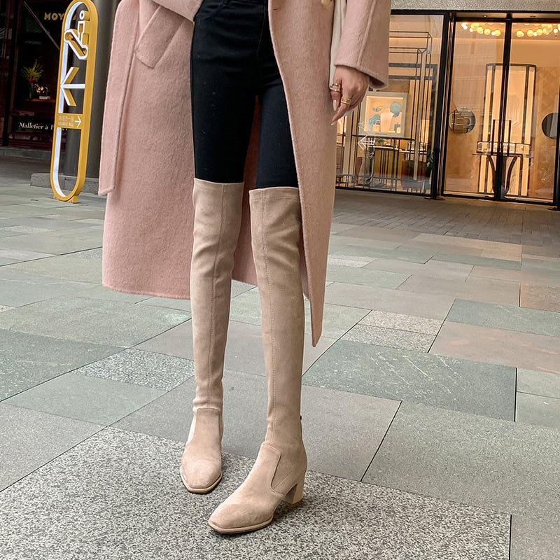 Μποτάκια πάνω από το γόνατο, βρετανικού στυλ, σουέντ πάνω μέρος, τετράγωνη μύτη, χοντρό τακούνι 6–8 cm, επένδυση συνθετικό βελούδινο