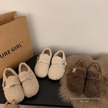 Sieviešu plakanās kurpes ar mākslīgu pūkaino apdari ārpusē un iekšpusē, Velcro aizdare, gumijas zole, zems papēdis