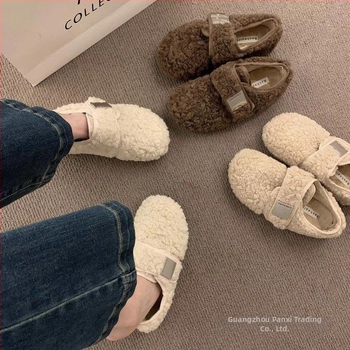 Sieviešu plakanās kurpes ar mākslīgu pūkaino apdari ārpusē un iekšpusē, Velcro aizdare, gumijas zole, zems papēdis