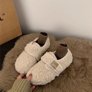 Sieviešu plakanās kurpes ar mākslīgu pūkaino apdari ārpusē un iekšpusē, Velcro aizdare, gumijas zole, zems papēdis