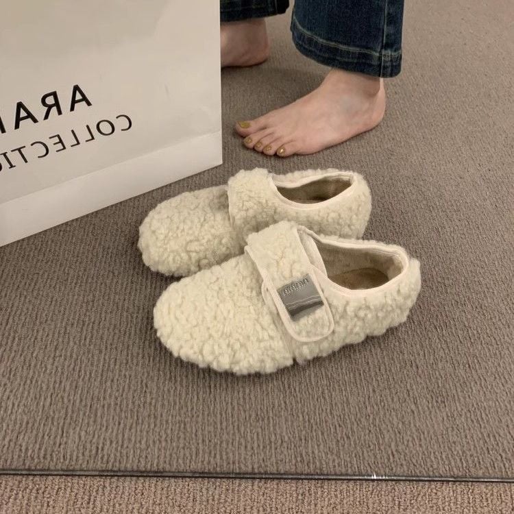 Sieviešu plakanās kurpes ar mākslīgu pūkaino apdari ārpusē un iekšpusē, Velcro aizdare, gumijas zole, zems papēdis