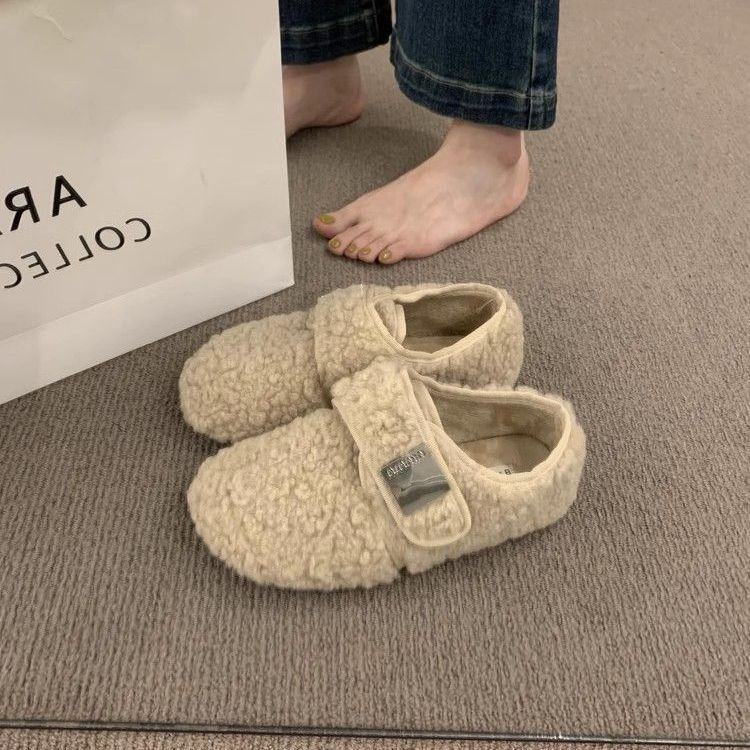 Sieviešu plakanās kurpes ar mākslīgu pūkaino apdari ārpusē un iekšpusē, Velcro aizdare, gumijas zole, zems papēdis