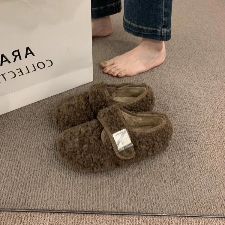 Sieviešu plakanās kurpes ar mākslīgu pūkaino apdari ārpusē un iekšpusē, Velcro aizdare, gumijas zole, zems papēdis