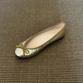 Sievietēm baleta kurpes ar apaļu purnu, virsējā daļa no liellādas ādas, iekšējā zole no aitas ādas, gumijas zole, zems papēdis (apaļš purns; liellādas āda; aitas āda; gumija; zems papēdis)