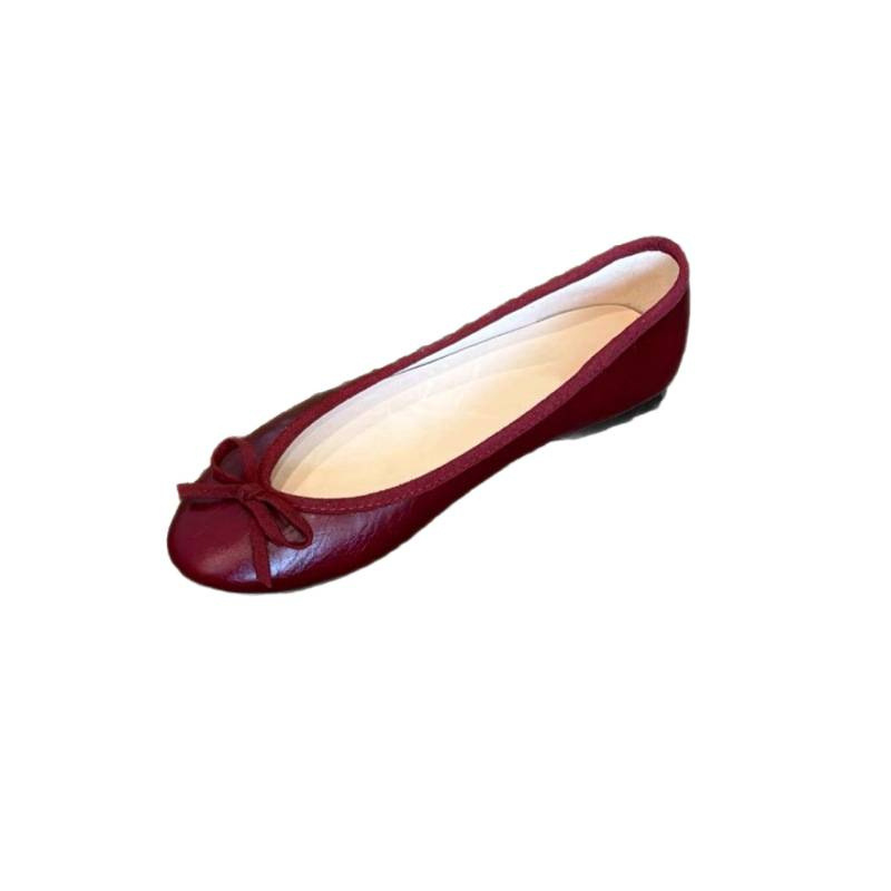 Sievietēm baleta kurpes ar apaļu purnu, virsējā daļa no liellādas ādas, iekšējā zole no aitas ādas, gumijas zole, zems papēdis (apaļš purns; liellādas āda; aitas āda; gumija; zems papēdis)