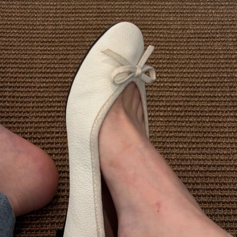 Sievietēm baleta kurpes ar apaļu purnu, virsējā daļa no liellādas ādas, iekšējā zole no aitas ādas, gumijas zole, zems papēdis (apaļš purns; liellādas āda; aitas āda; gumija; zems papēdis)