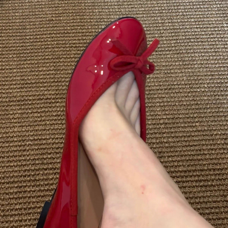 Sievietēm baleta kurpes ar apaļu purnu, virsējā daļa no liellādas ādas, iekšējā zole no aitas ādas, gumijas zole, zems papēdis (apaļš purns; liellādas āda; aitas āda; gumija; zems papēdis)