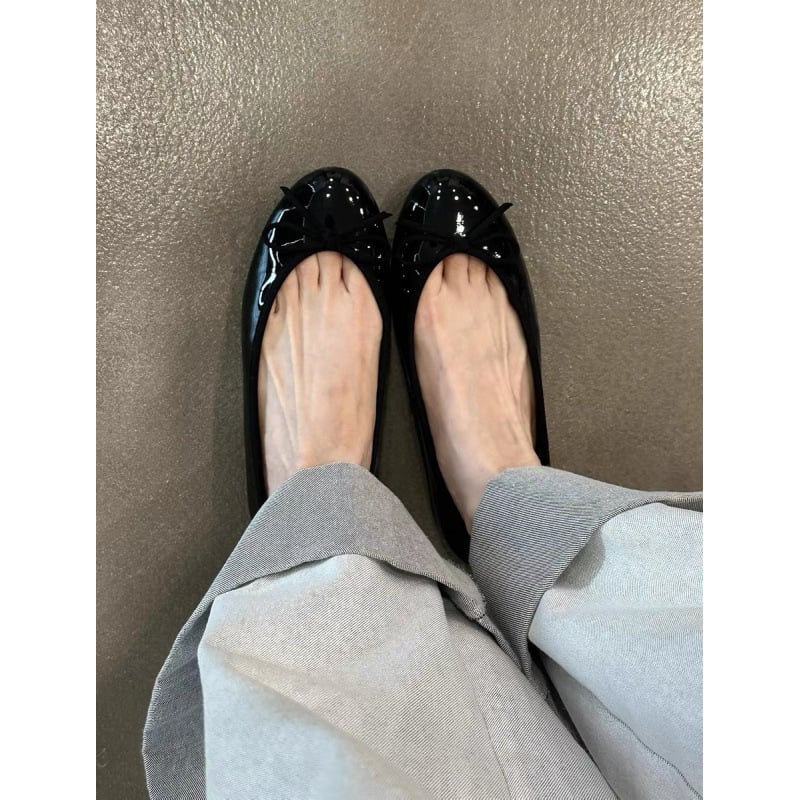 Sievietēm baleta kurpes ar apaļu purnu, virsējā daļa no liellādas ādas, iekšējā zole no aitas ādas, gumijas zole, zems papēdis (apaļš purns; liellādas āda; aitas āda; gumija; zems papēdis)