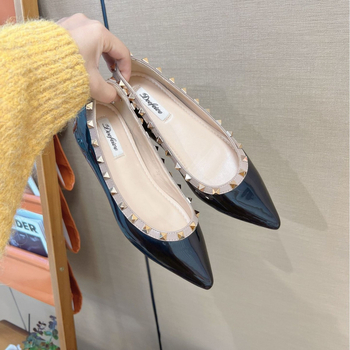 Sieviešu plakanas kurpes ar smailu purnu | virsma no lakotas ādas; iekšzole no dabīgās ādas; zole no gumijas; papēža augstums 3–6 cm