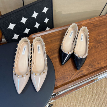 Sieviešu plakanas kurpes ar smailu purnu | virsma no lakotas ādas; iekšzole no dabīgās ādas; zole no gumijas; papēža augstums 3–6 cm