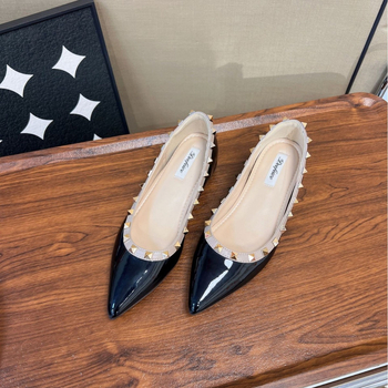 Sieviešu plakanas kurpes ar smailu purnu | virsma no lakotas ādas; iekšzole no dabīgās ādas; zole no gumijas; papēža augstums 3–6 cm