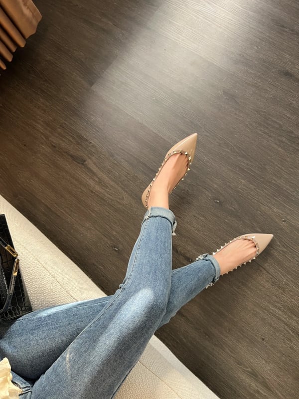 Sieviešu plakanas kurpes ar smailu purnu | virsma no lakotas ādas; iekšzole no dabīgās ādas; zole no gumijas; papēža augstums 3–6 cm