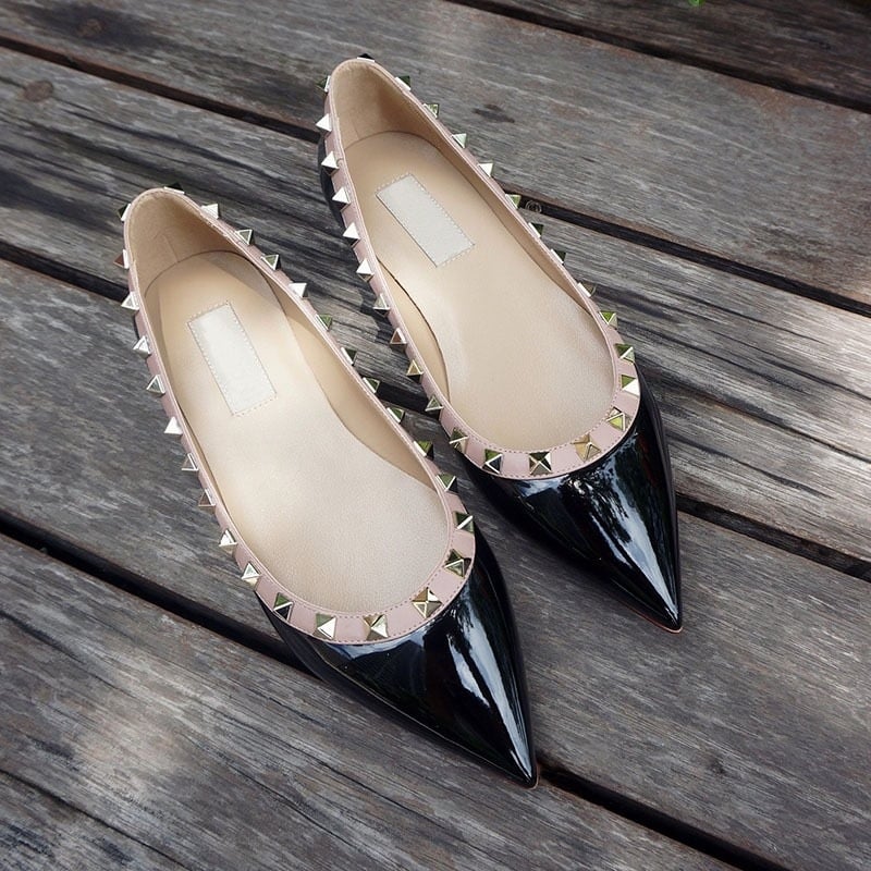 Sieviešu plakanas kurpes ar smailu purnu | virsma no lakotas ādas; iekšzole no dabīgās ādas; zole no gumijas; papēža augstums 3–6 cm