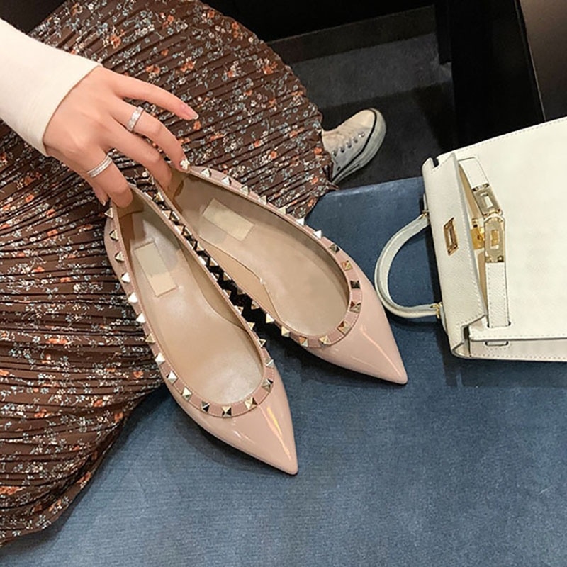 Sieviešu plakanas kurpes ar smailu purnu | virsma no lakotas ādas; iekšzole no dabīgās ādas; zole no gumijas; papēža augstums 3–6 cm